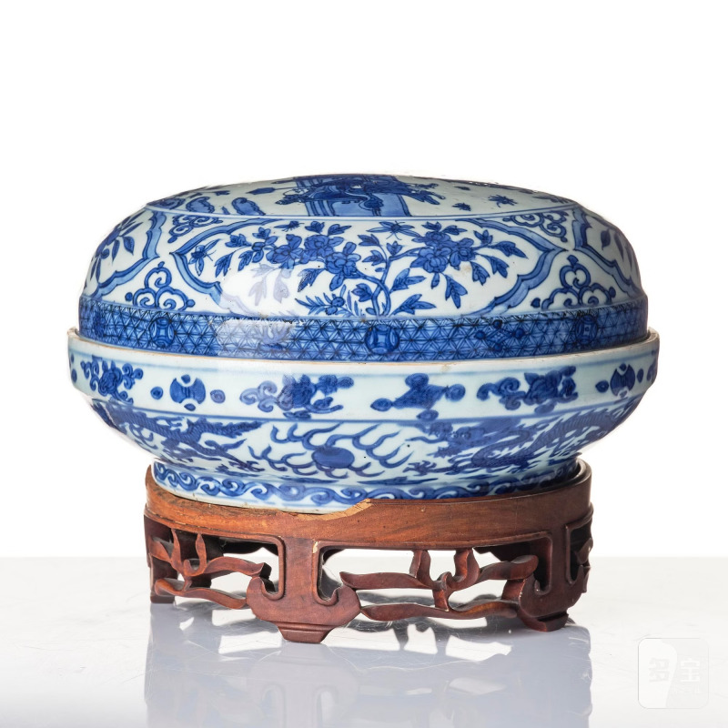 A blue and white box and cover, - 图5